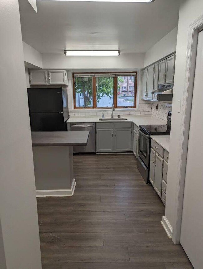 Building Photo - 5451 Pinehurst Dr
