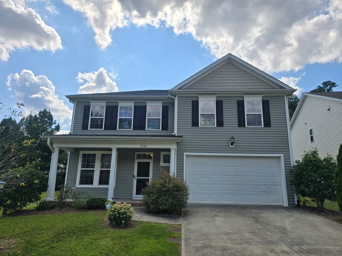 Foto principal - Spacious 4BR, 2.5BA Home with Screened Pat...