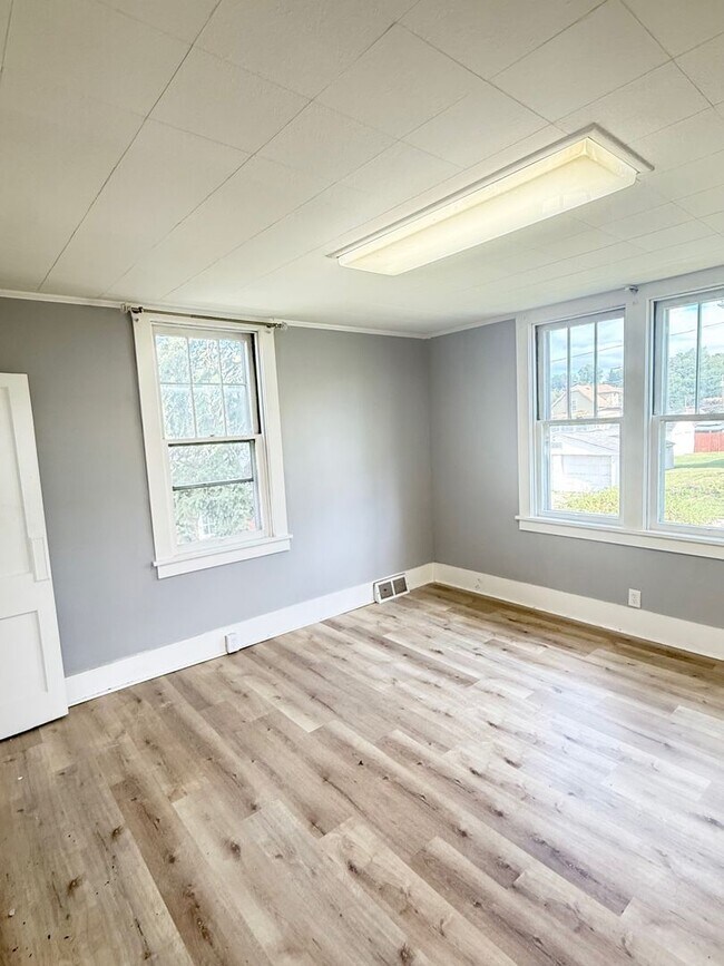 Foto del edificio - Updated 3 Bedroom 1 Bathroom in North Vers...
