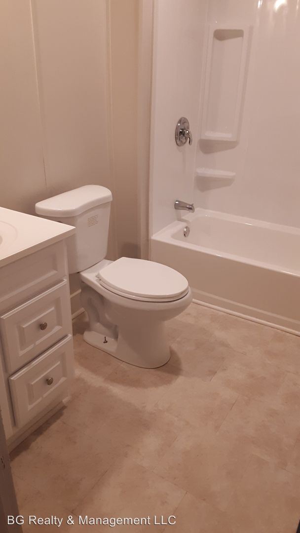 Building Photo - 3 br, 1 bath House - 121 E Gilman Rd
