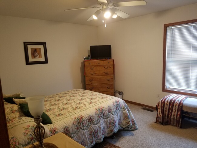 Building Photo - 573 James Dr