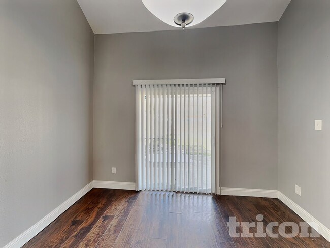 Foto del edificio - 725 Rawlins Dr