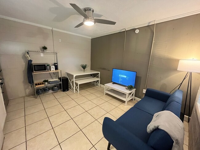 Photo - 402 S Holly St Apartment