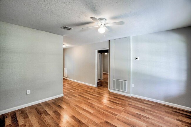 Building Photo - 5423 Willow Glen Dr