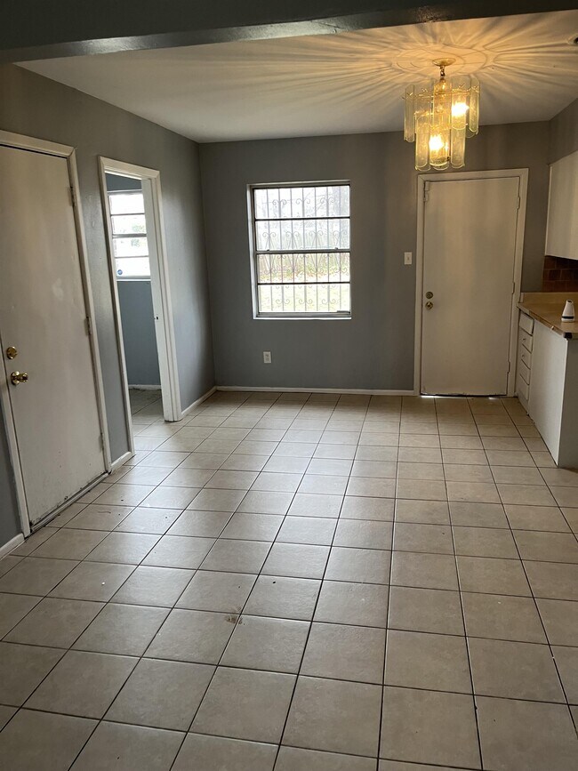 Building Photo - 1160 Baythorne Dr