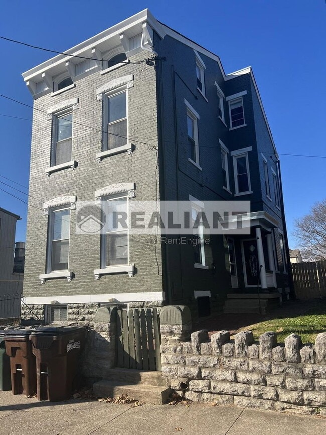 Building Photo - 121 E 9th St