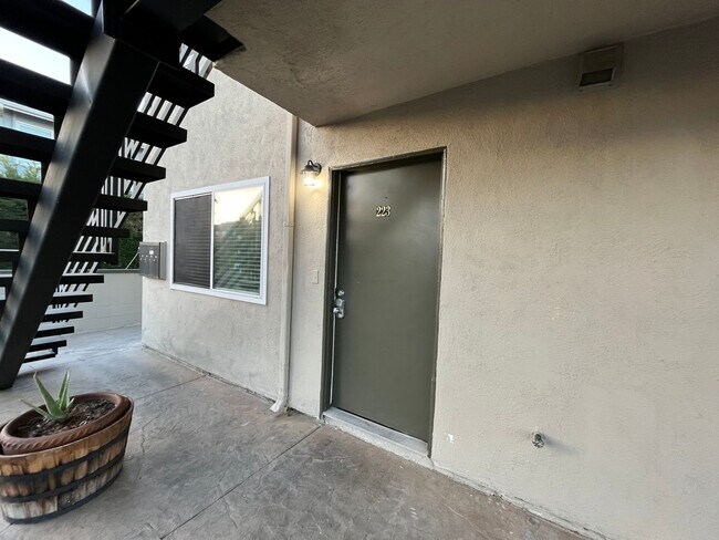 Building Photo - Renovated Apartment Steps to the Beach - W...
