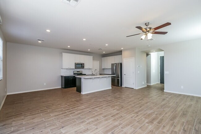 Building Photo - 9720 E Axle Ave