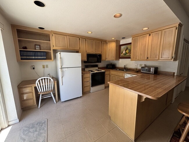 Building Photo - Private, fully furnished apartment home in...