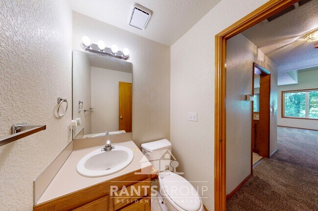 Foto del edificio - 3-bedroom duplex unit near downtown, spaci...