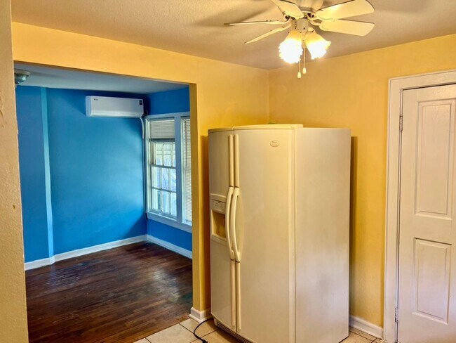 Building Photo - Cute Home Close to the Universities