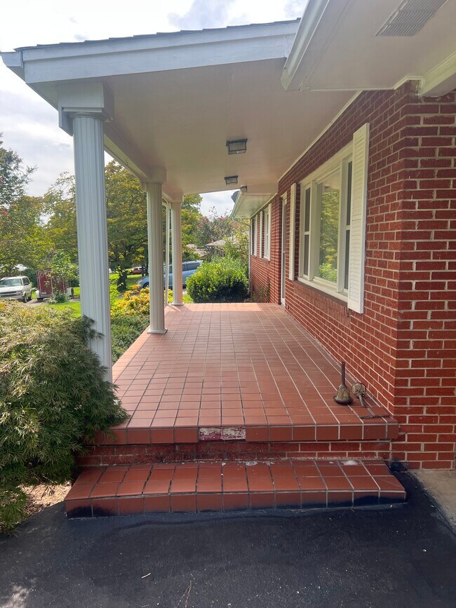 Foto del edificio - 145 Beverly Cir