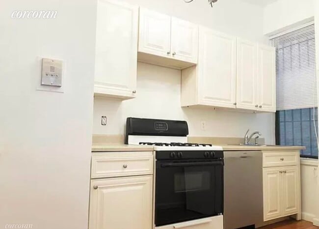 Building Photo - 575 3rd St