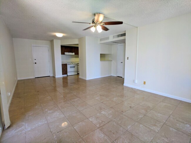 Foto del edificio - Beautiful 2 Bed / 2 bath Condo w/1 Parking...
