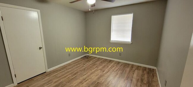 Building Photo - 2 Bd, 1 Ba Duplex, in Ward