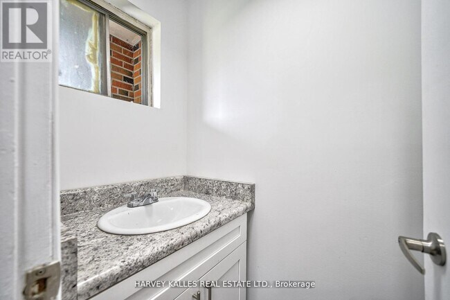 Photo du bâtiment - 2000 Sheppard Ave W