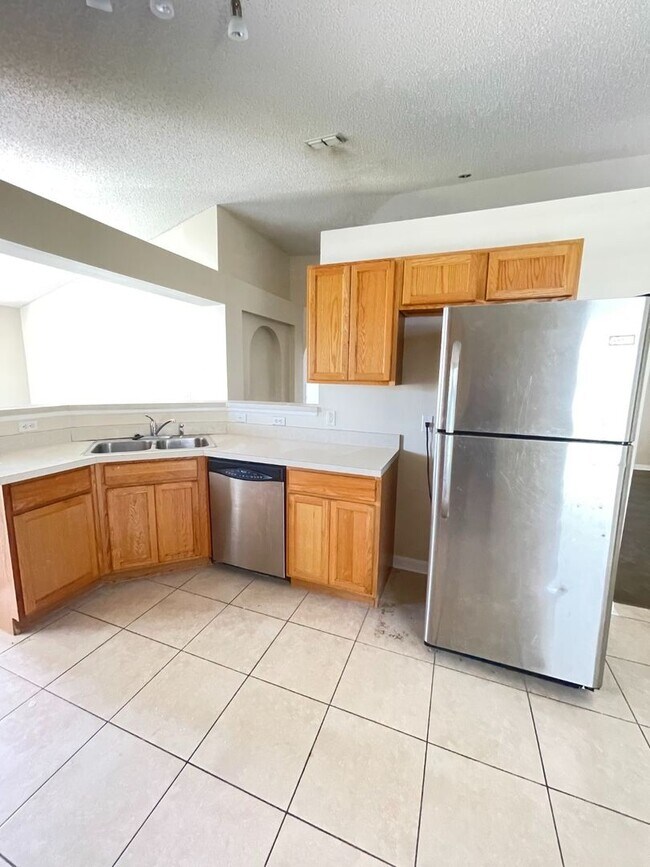 Foto del edificio - Large 4 BR Sanford home - great layout - W...