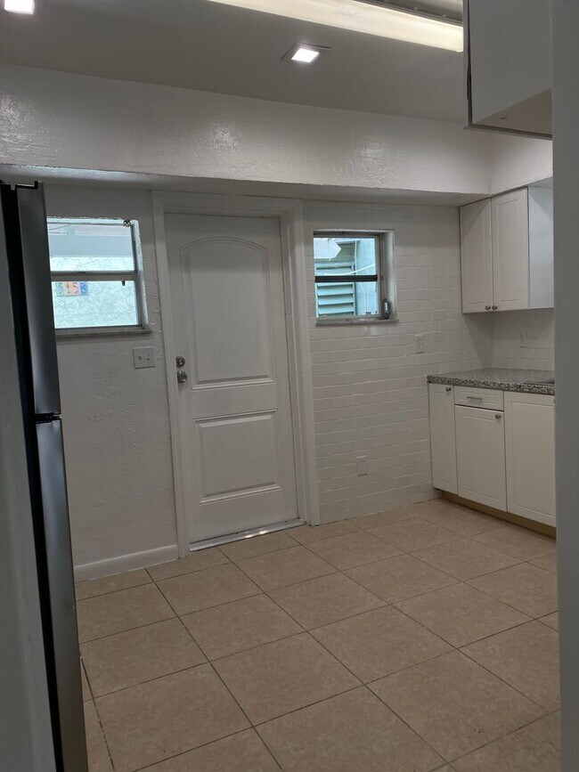 Building Photo - 315 Pine Terrace