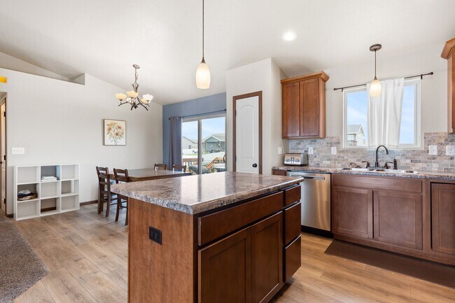 Foto del edificio - 4 BED | 3 BATH | DOUBLE GARAGE | RAPID VALLEY