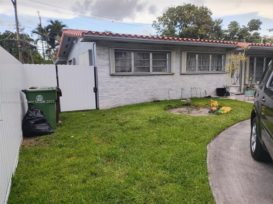 Foto principal - 1090 W 60th St