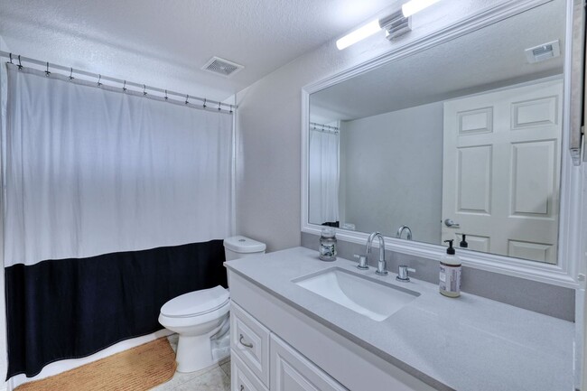 Foto del edificio - 8294 Key Royal Cir