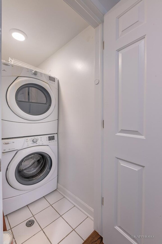 Building Photo - 2 bedroom in Chicago IL 60610