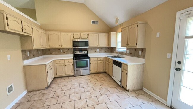 Building Photo - Renovated 2 Bedroom 2 Bath Home for Rent!