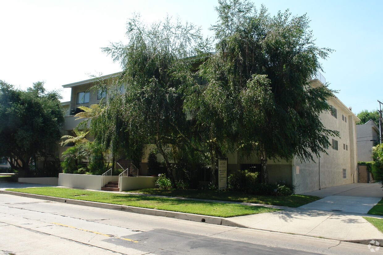 Primary Photo - 14540 Dickens St
