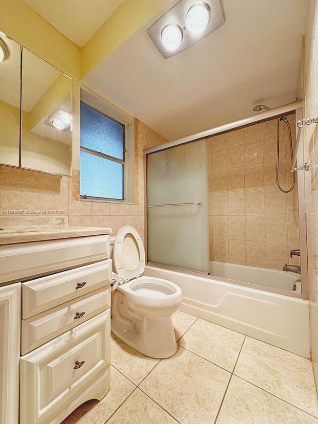 Foto del edificio - 8325 Sunrise Lakes Blvd