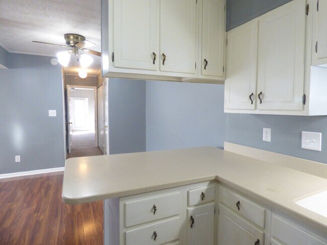 Foto del edificio - COMING SOON! Beautiful All Electric Townhome! Converted Garage, W/D, Small Pets Ok!