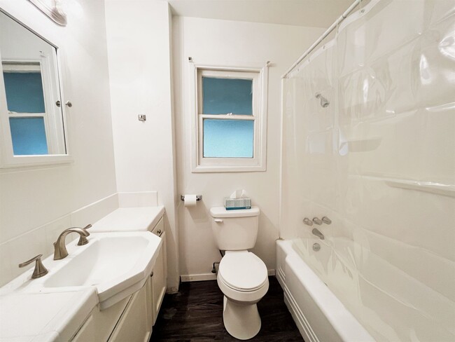 Building Photo - Centrally located 3-bedroom house