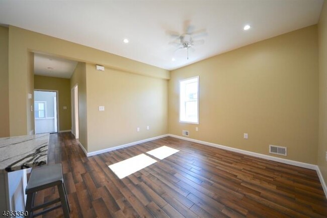 Building Photo - 17 Humbert St