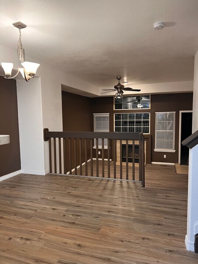 Foto del edificio - Gorgeous 2 bed/2.5 bath townhome in Welby Glen