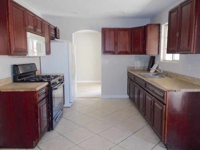 Foto del edificio - Spacious 4-Bedroom, 2.5-Bathroom Home with...