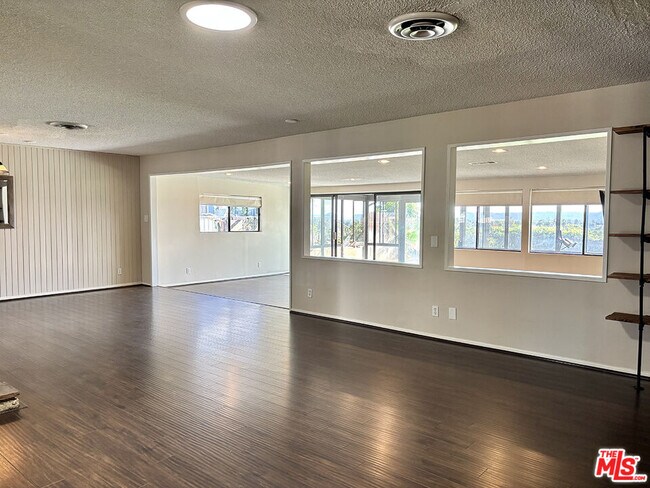 Foto del edificio - 16312 Itasca St