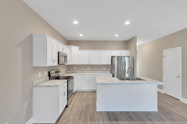 Building Photo - 3 BR close to Stone Bay!