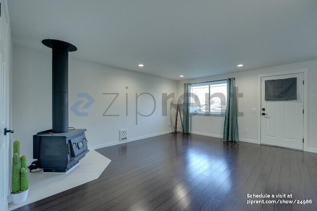 Foto del edificio - 732 Natalie Pl