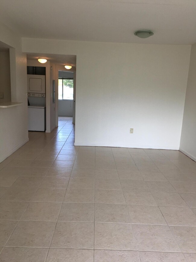 Building Photo - 1049 Golden Lakes Blvd
