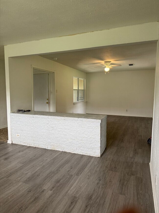 Building Photo - 5755 Schevers St