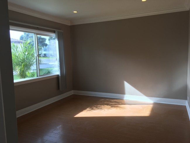 Den - 2022 Manhattan Beach Blvd