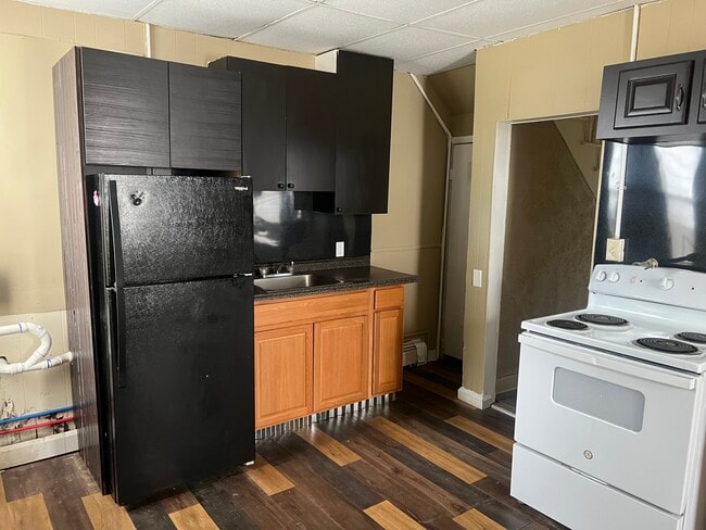 Kitchen - 121 Larch St