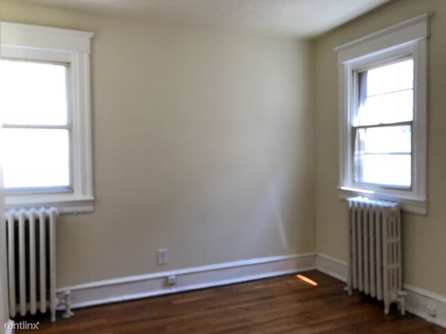 Building Photo - 1 br, 1 bath Apartment - 737 Spruce St Apt 2R