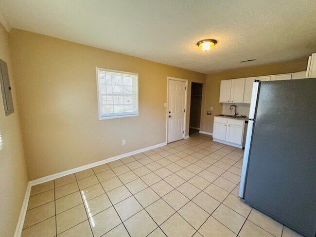 Building Photo - Newly Renovated 3 Bedroom 1 Bath!