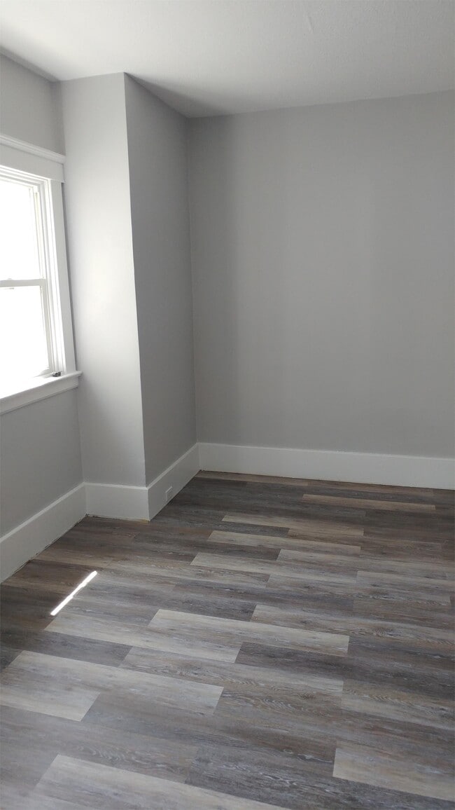 Building Photo - 118 Mitton St S