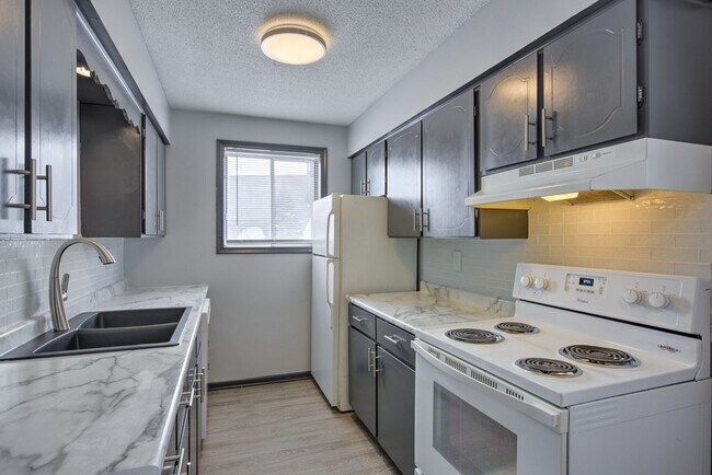 Foto del edificio - 121st and Dodge Expressway - freshly remod...
