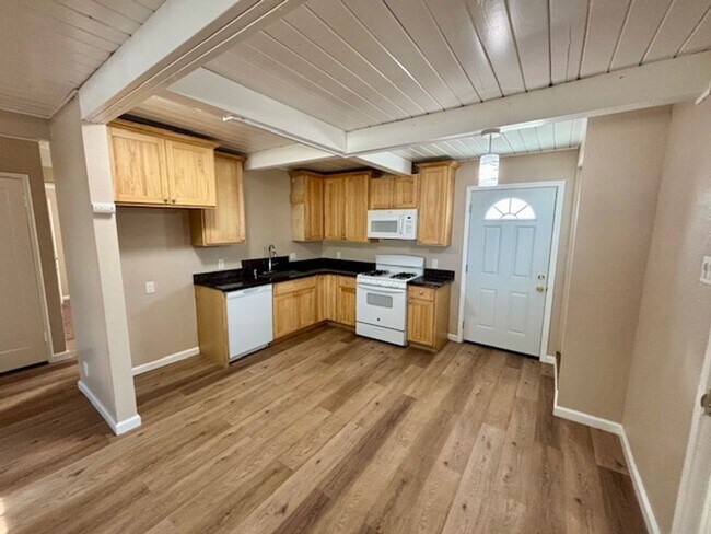 Building Photo - 4 bed 2 bath House in San Pablo -- AVAILAB...