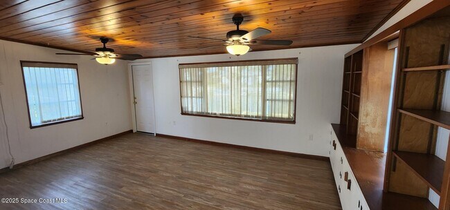 Building Photo - 735 Jacaranda St