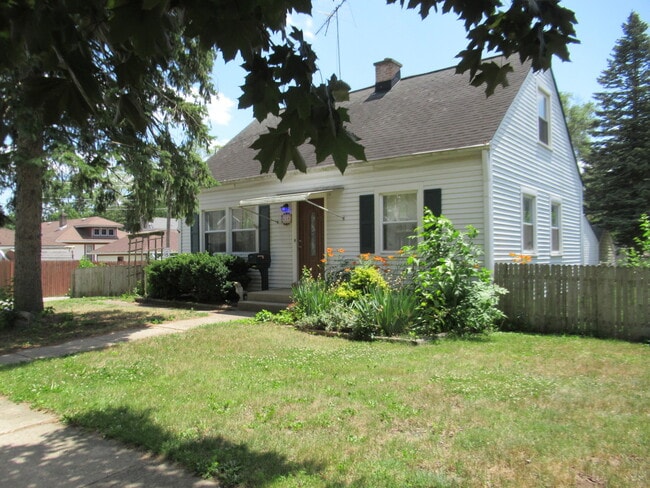 Building Photo - 659 Bent St