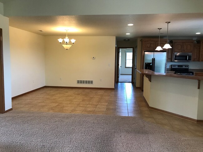 Foto del edificio - CLOSE TO FT. RILEY! FENCED BACKYARD! OPEN ...