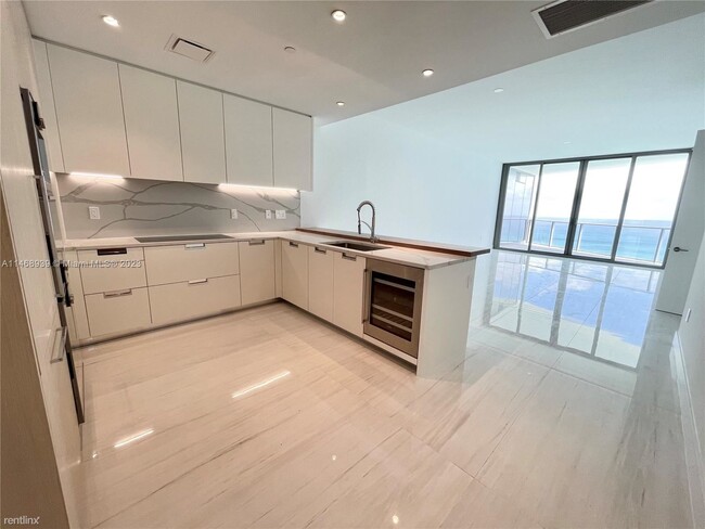 Foto del edificio - 2 br, 2.5 bath Condo - 15701 Collins Ave U...